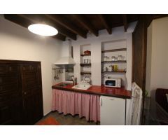Albayzín bajo. Bonito estudio amueblado para una persona. Zona de lavado comunitaria.