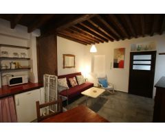 Albayzín bajo. Bonito estudio amueblado para una persona. Zona de lavado comunitaria.