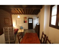 Albayzín bajo. Bonito estudio amueblado para una persona. Zona de lavado comunitaria.