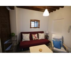 Albayzín bajo. Bonito estudio amueblado para una persona. Zona de lavado comunitaria.