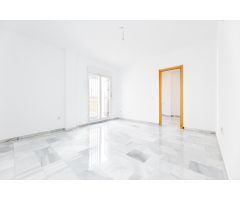 Piso de un dormitorio con patio y cochera cerrada.