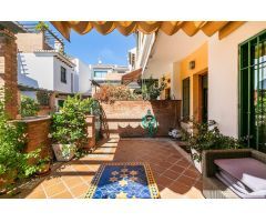 EXCLUSIVA Y ELEGANTE CASA ADOSADA EN GRANADA CAPITAL