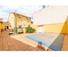 ESPECTACULAR CARA EN OLIVARES con piscina