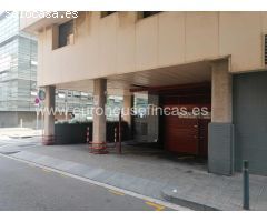 Plaza mediana de Parking en Les Corts, al lado de La Illa y Comisaría.