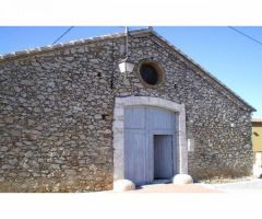 Casa de piedra integrada en el pueblo