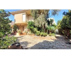 Se vende chalet independiente con encanto, 3 dormts, 2 baños. Playa Honda.