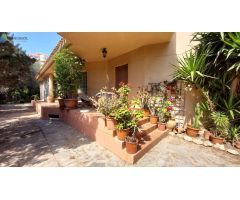 Se vende chalet independiente con encanto, 3 dormts, 2 baños. Playa Honda.