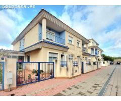 Se vende adosado de 3 dormitorios y 2 baños. Garaje en sótano y piscina comunitaria. Los Narejos.