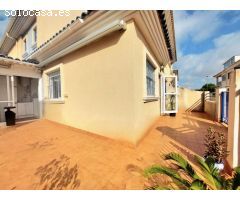Se vende adosado de 3 dormitorios y 2 baños. Garaje en sótano y piscina comunitaria. Los Narejos.
