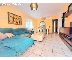 Se vende adosado de 3 dormitorios y 2 baños. Garaje en sótano y piscina comunitaria. Los Narejos.
