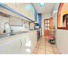 Se vende adosado de 3 dormitorios y 2 baños. Garaje en sótano y piscina comunitaria. Los Narejos.