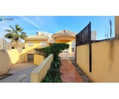 SE VENDE CHALET INDEPENDIENTE DE 4 DORMITORIOS, 2 BAÑOS. PLAYA HONDA
