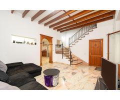CASA DUPLEX CON  ALMA EN  LLUCMAJOR – UNA JOYA EN EL  CORAZÓN DEL PUEBLO