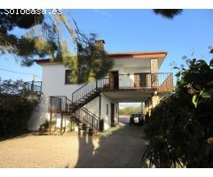 Chalet en venta de dos plantas, con piscina y tres almacenes.