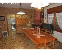 Chalet en venta de dos plantas, con piscina y tres almacenes.