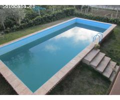 Chalet en venta de dos plantas, con piscina y tres almacenes.