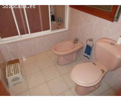 Chalet en venta de dos plantas, con piscina y tres almacenes.