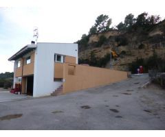 Casa rural a pie de la C-12,  linda con la Via Verde del Baix-Ebre