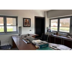 ALQUILER DE NAVE + OFICINAS EN CARRETERA DE ALQUERÍAS: ACCESOS INMEJORABLES Y DISEÑO FUNCIONAL