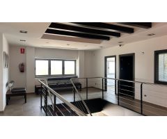 ALQUILER DE NAVE + OFICINAS EN CARRETERA DE ALQUERÍAS: ACCESOS INMEJORABLES Y DISEÑO FUNCIONAL