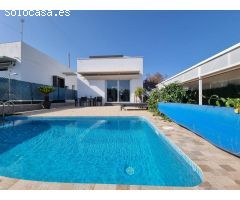 Villa en Orihuela Costa, de 4 dorm, con jardin,  solarium, piscina privada y gran aparcamento!!!