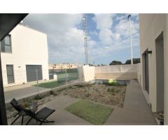 Seminueva casa en el estilo moderno