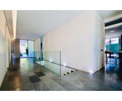Villa independiente moderna y contemporánea con parcela 1200 m2 en Los Balcones!