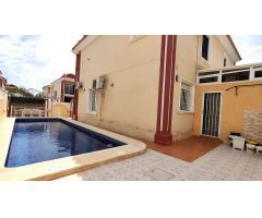 Casa esquinera con piscina privada a 500 m de la playa