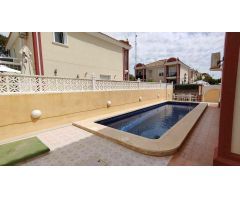 Casa esquinera con piscina privada a 500 m de la playa