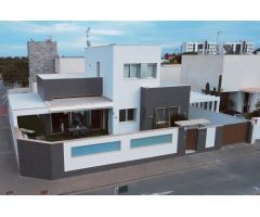 VILLA INDEPENDIENTE DE DOS PLANTAS CON SOLÁRIUM Y PISCINA PRIVADA.