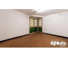 Casa unifamiliar con patio en pleno centro de Castellar del Vallés.
