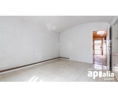 Casa unifamiliar con patio en pleno centro de Castellar del Vallés.