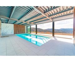 CASA DE DISEÑO CON PISCINA INTERIOR, TECHOS DE 7 METROS ALTURA Y VISTAS PANORÁMICAS