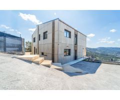 CASA DE DISEÑO CON PISCINA INTERIOR, TECHOS DE 7 METROS ALTURA Y VISTAS PANORÁMICAS