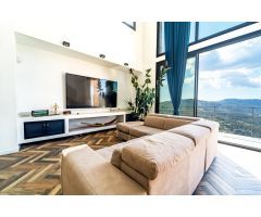 CASA DE DISEÑO CON PISCINA INTERIOR, TECHOS DE 7 METROS ALTURA Y VISTAS PANORÁMICAS