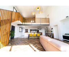 CASA DE DISEÑO CON PISCINA INTERIOR, TECHOS DE 7 METROS ALTURA Y VISTAS PANORÁMICAS