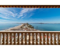 ¡Tu paraíso en La Manga del Mar Menor, con gran terraza, garaje y piscina!