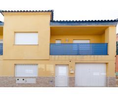 Dúplex seminuevo con cochera y luminoso patio en Barrio Peral