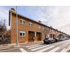 Zizur Mayor (Urb. Zizur):Adosado 4 habitaciones, 2 baños, 1 aseo, terraza, jardín, porche y txoko