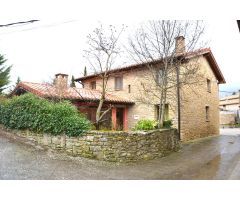 Iratxeta: Casa de pueblo reformada con 6 dormitorios, amplio jardín con barbacoa y chimenea