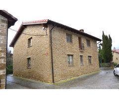 Iratxeta: Casa de pueblo reformada con 6 dormitorios, amplio jardín con barbacoa y chimenea