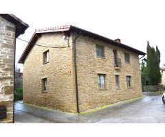 Iratxeta: Casa de pueblo reformada con 6 dormitorios, amplio jardín con barbacoa y chimenea