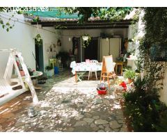 Chalet independiente de dos plantas en la zona de Camino de Antequera.