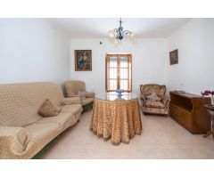 ¡CASA EN EL CENTRO DE DÚRCAL CON COCHERA, PATIO Y TERRAZA