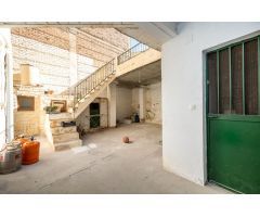 ¡CASA EN EL CENTRO DE DÚRCAL CON COCHERA, PATIO Y TERRAZA