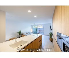 Planta baja con piscina privada y amplias terrazas