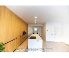 Planta baja con piscina privada y amplias terrazas