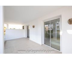 Planta baja con piscina privada y amplias terrazas