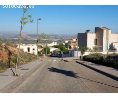 Parcela con vistas a Sierra Nevada, en plena urbanización Altos de La Zubia