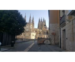 En Burgos, frente La Catedral. Restaurante en funcionamiento con aforo para 85 comensales